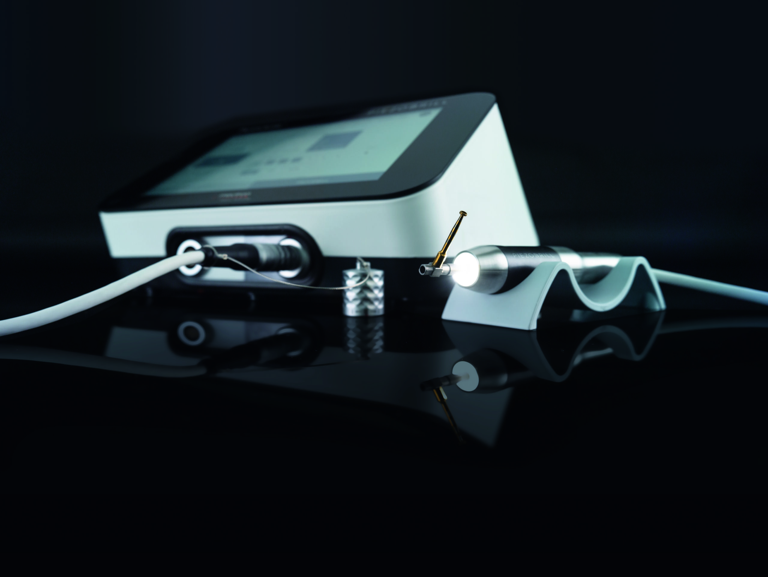 CORSO TEORICO E PRATICO:                                                                  La piezochirurgia oggi: strategie pratiche per un trattamento odontoiatrico più semplice ed efficace